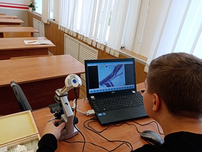 1__Вадим изучает клетки поперечно-полосатой мышечной ткани.jpg