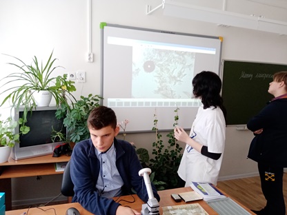 2б_рассмативание клеток эпителия под цифровым микроскопом.jpg