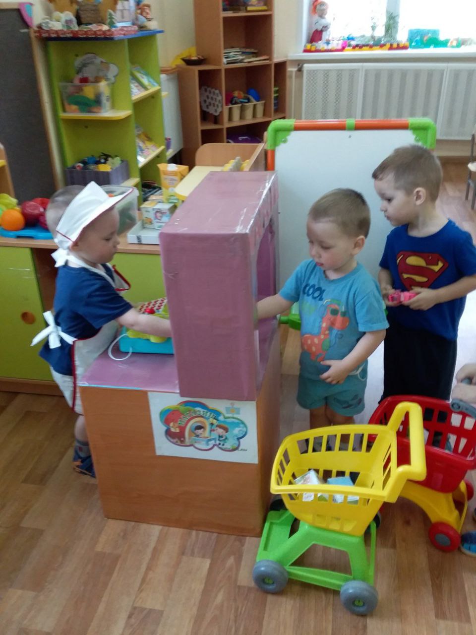Малыши играют в магазин.jpg