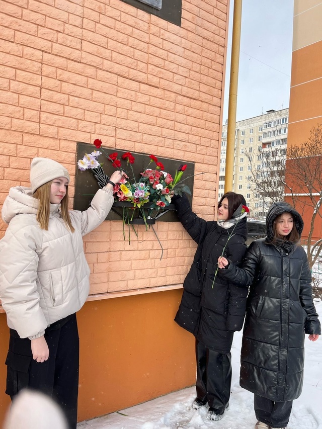 У мемориальной доски Рыжакова Олега Владимировича_2.jpg