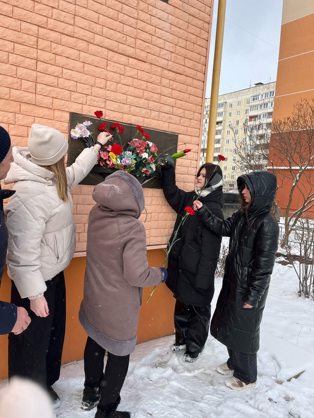 У мемориальной доски Рыжакова Олега Владимировича_3.jpg