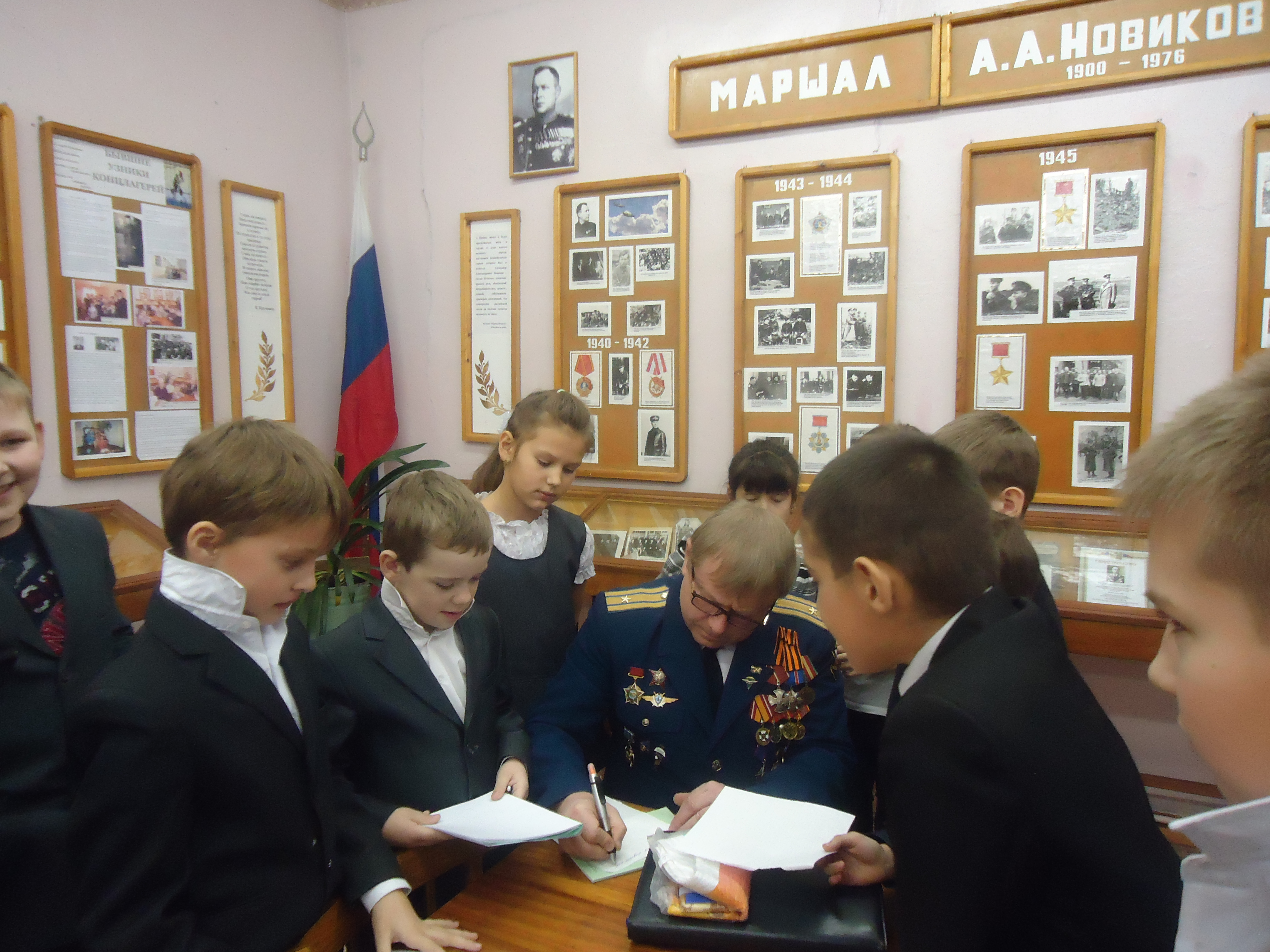 Дети берут автограф у Бодрина Д.Л.C03091.JPG
