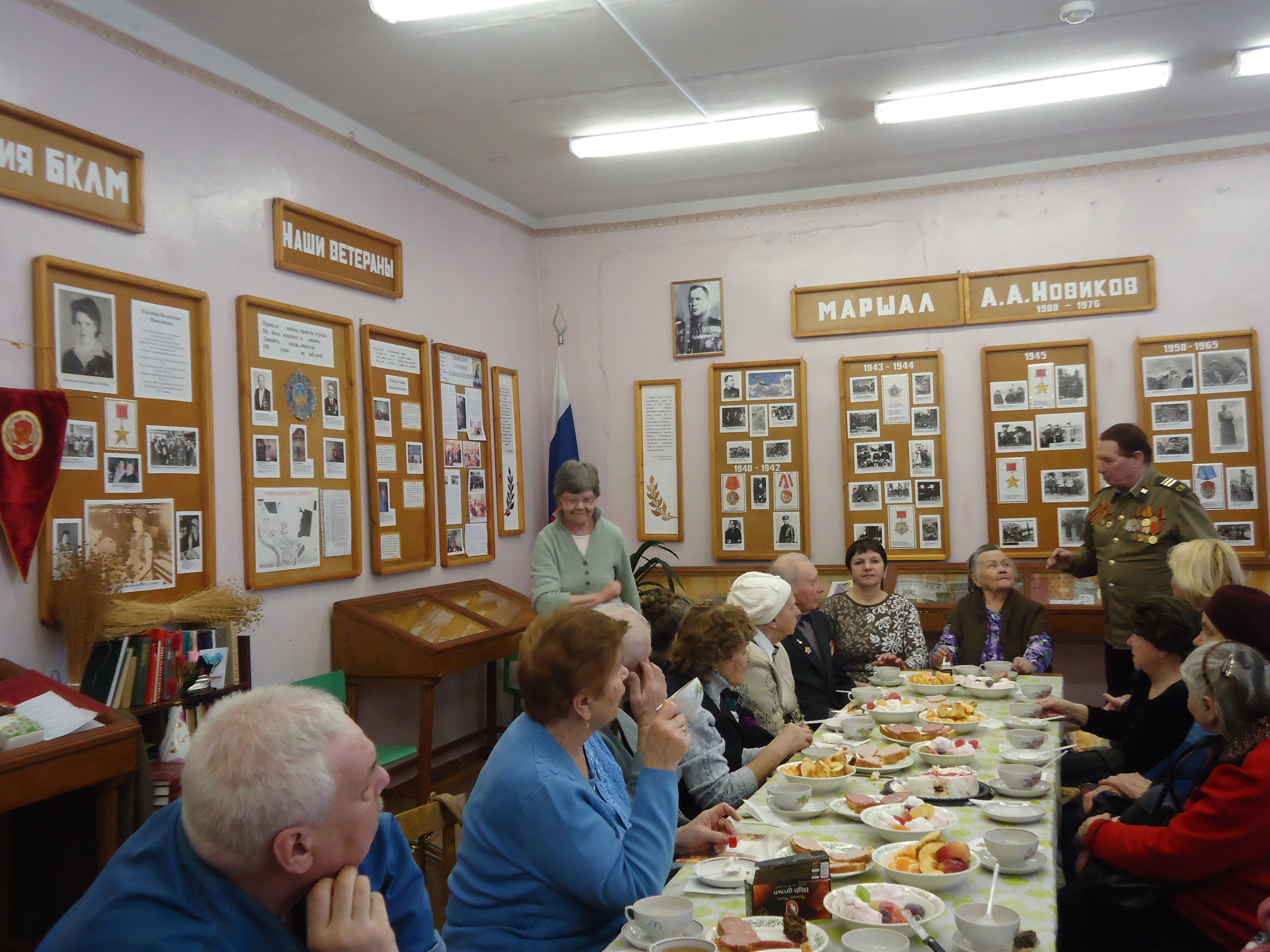 Час общения ветеранов в  музее  за кружкой чая.JPG