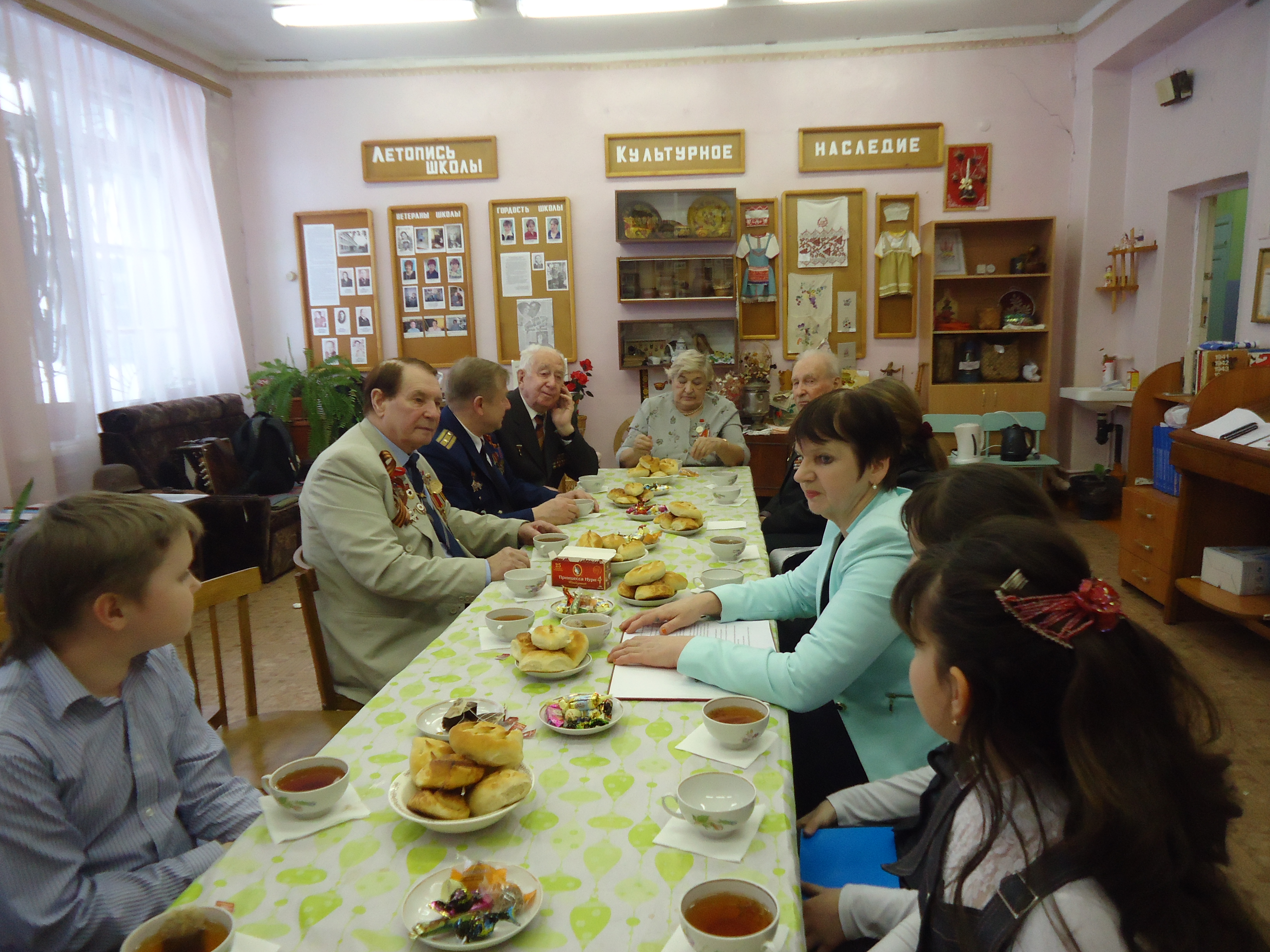 Шляпская Т.Г., зам. директора по ВР знакомит с планом и детским проектом, посвященные 70-летию Великой Подеды.JPG