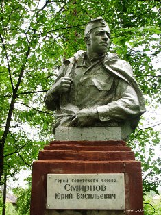 памятник Смирнова  в Макарьеве.jpg
