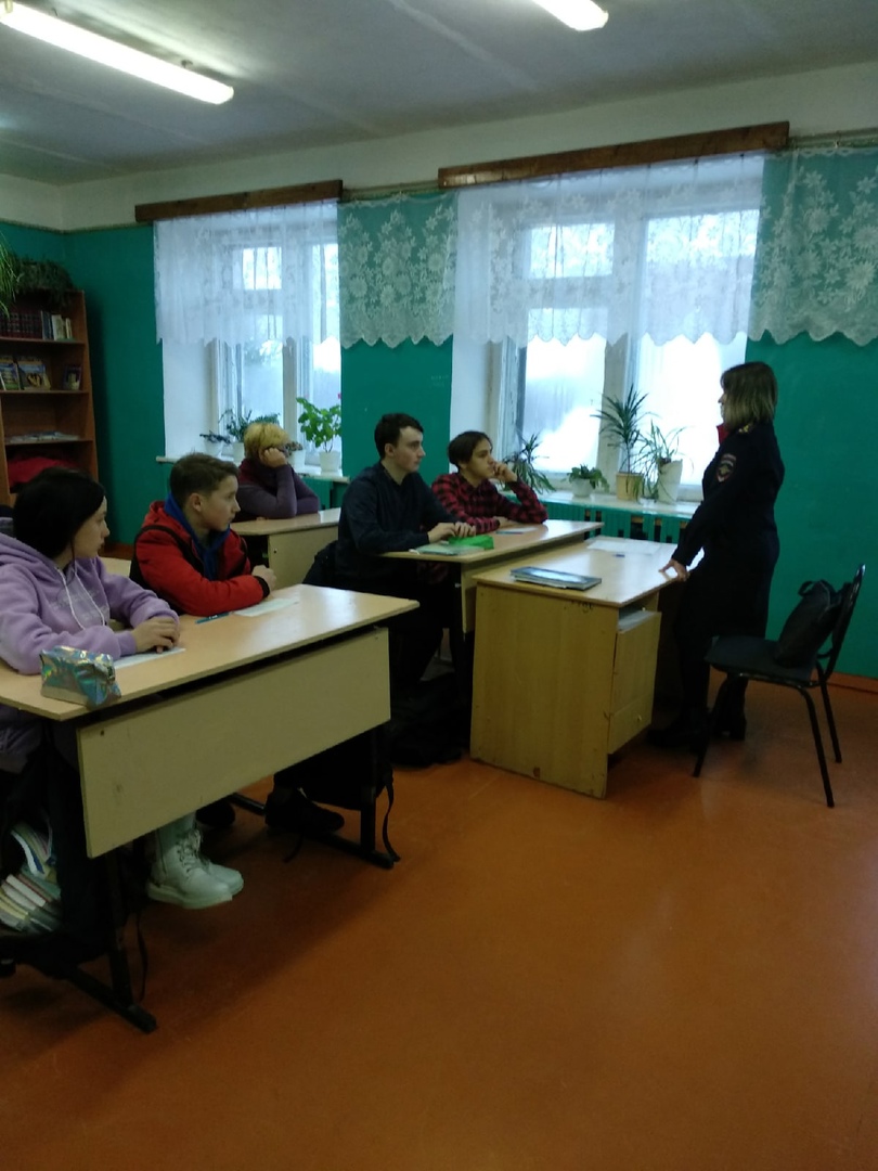 Встреча инспектора ПДН Мощенко В.Н с учащимися 9 класса.jpg