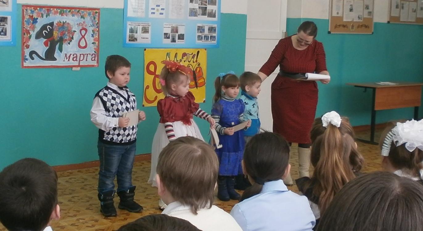 Поздравляем мам.JPG