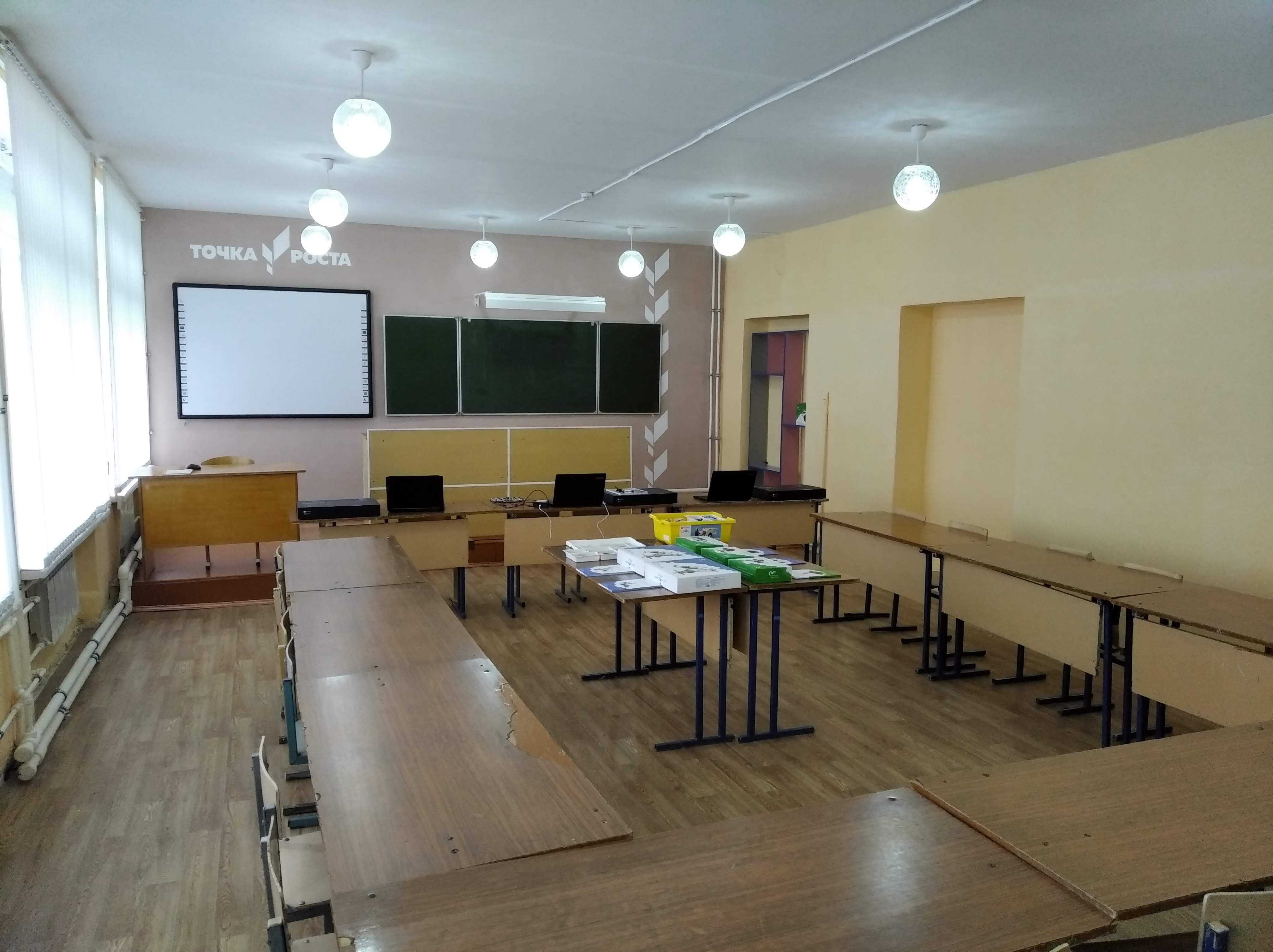 Кабинет физики с оборудованием.jpg