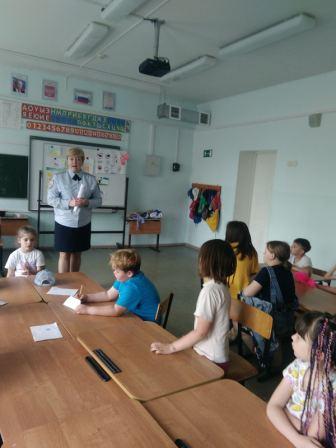 Инспектор ПДН провела с детьми беседу о безопасном поведении в летний период.jpg