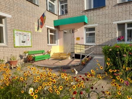 главный вход, пандус.jpg