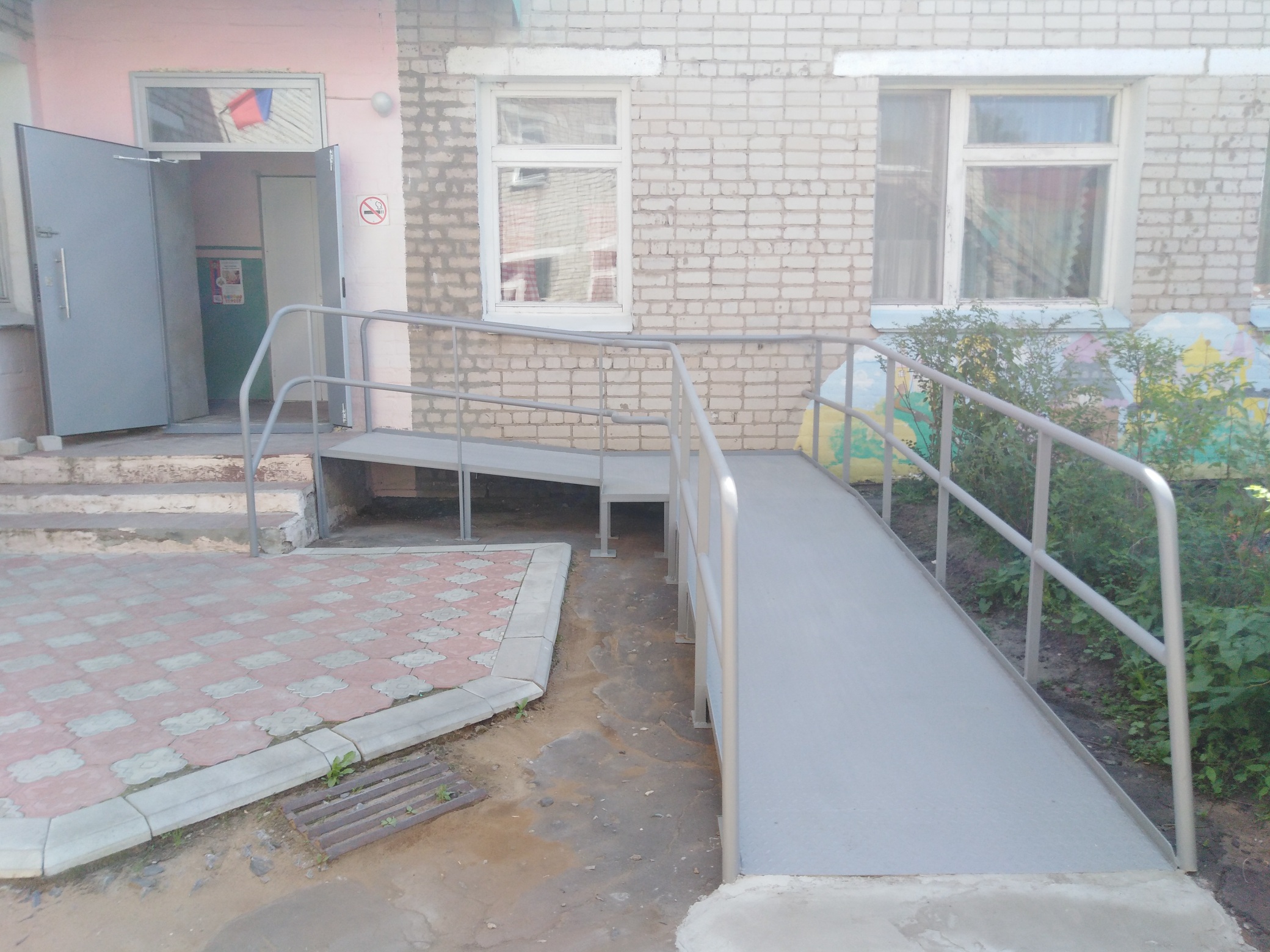 пандус и входные двери.jpg