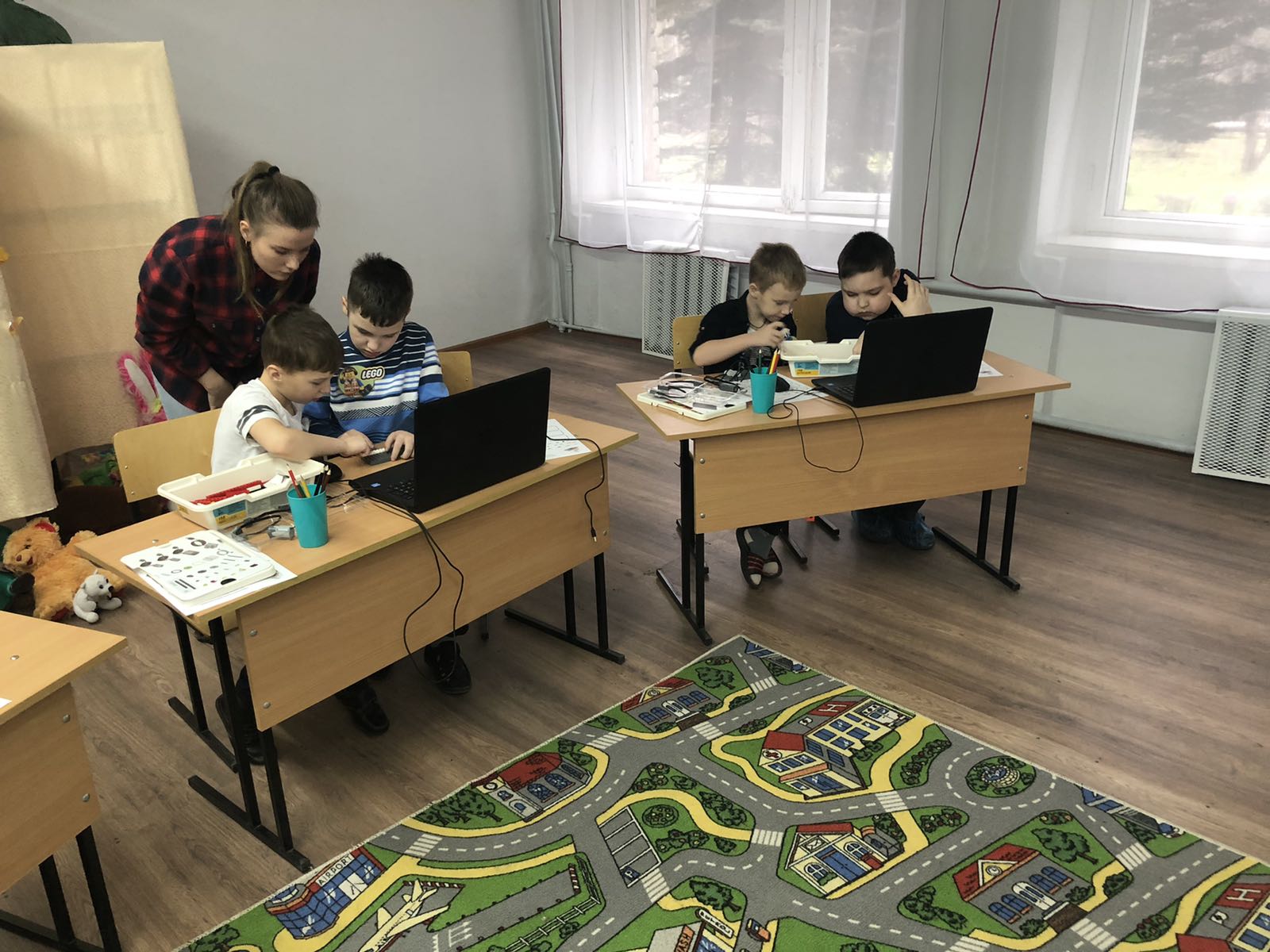 занятия детей во время консультации родителей.jpg