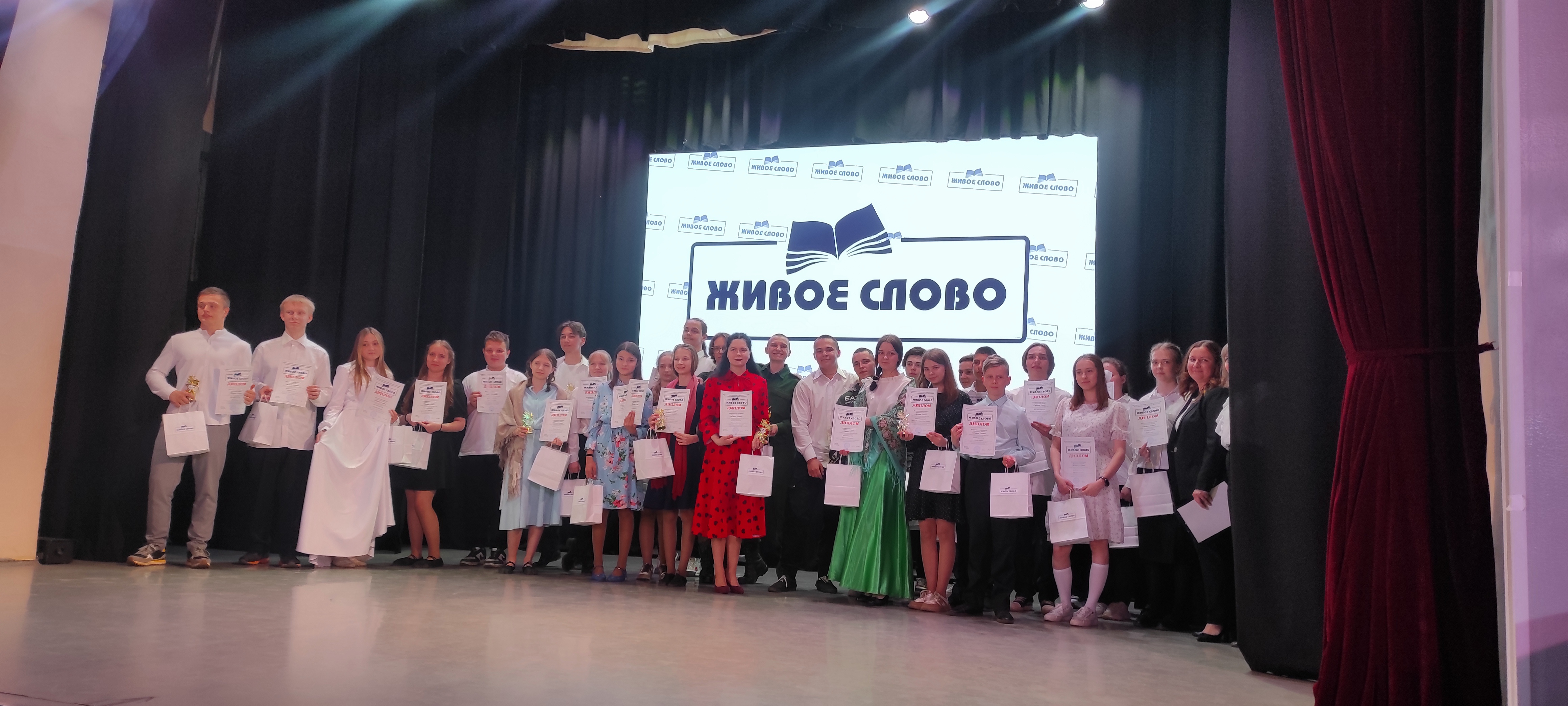 награждение призёров в муниципальном конкурсе Живое слово.jpg
