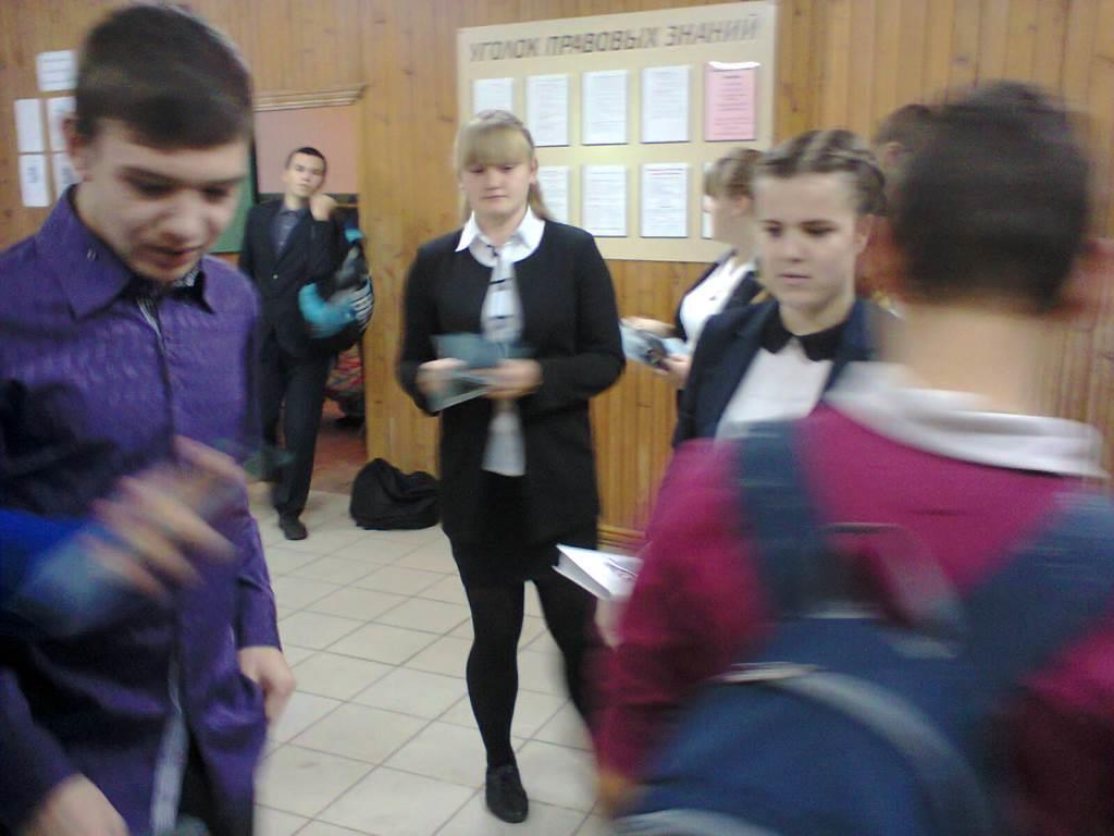 старшеклассники раздают памятки.jpg