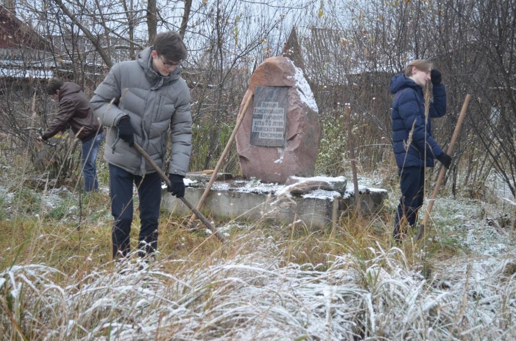 Уборка памятника Комсомольцам Нейчанам.JPG
