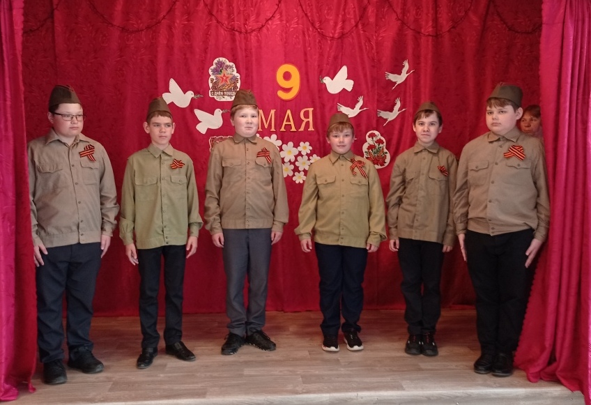 выступление учащихся 5-6 классов с песней Солнце скрылось за горою МКОУ Вигская СОШ.jpg