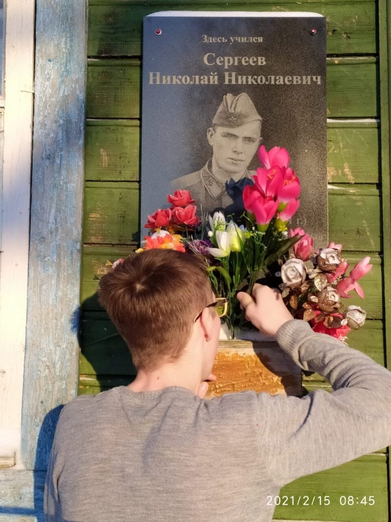 цветы к памятной доске Сергеева Н.Н. МКОУ Вигская СОШ.jpg