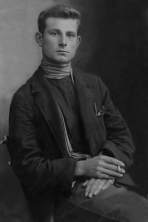 Барашков Зосим Иванович, 16 июня 1908 года рождения, родился в деревне Мишнево Красносельского района Костромской области, лейтенант интендантской службы.jpg