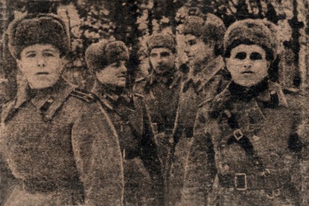Кощеев Григорий Кузьмич (на фото - в центре), младший сержант 48 стрелковой Ропшинской Краснознамённой дивизи имени М.И. Калинина,  1923-1945, д.Литвиново, Судиславский район, Ярославская обл..jpg