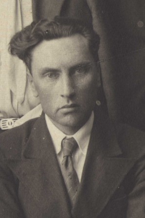 Чарторицкий Николай Парфенович, старший политрук.  Директор школы до 1941 года. Пропал без вести в октябре 1941 года на фронте..jpg